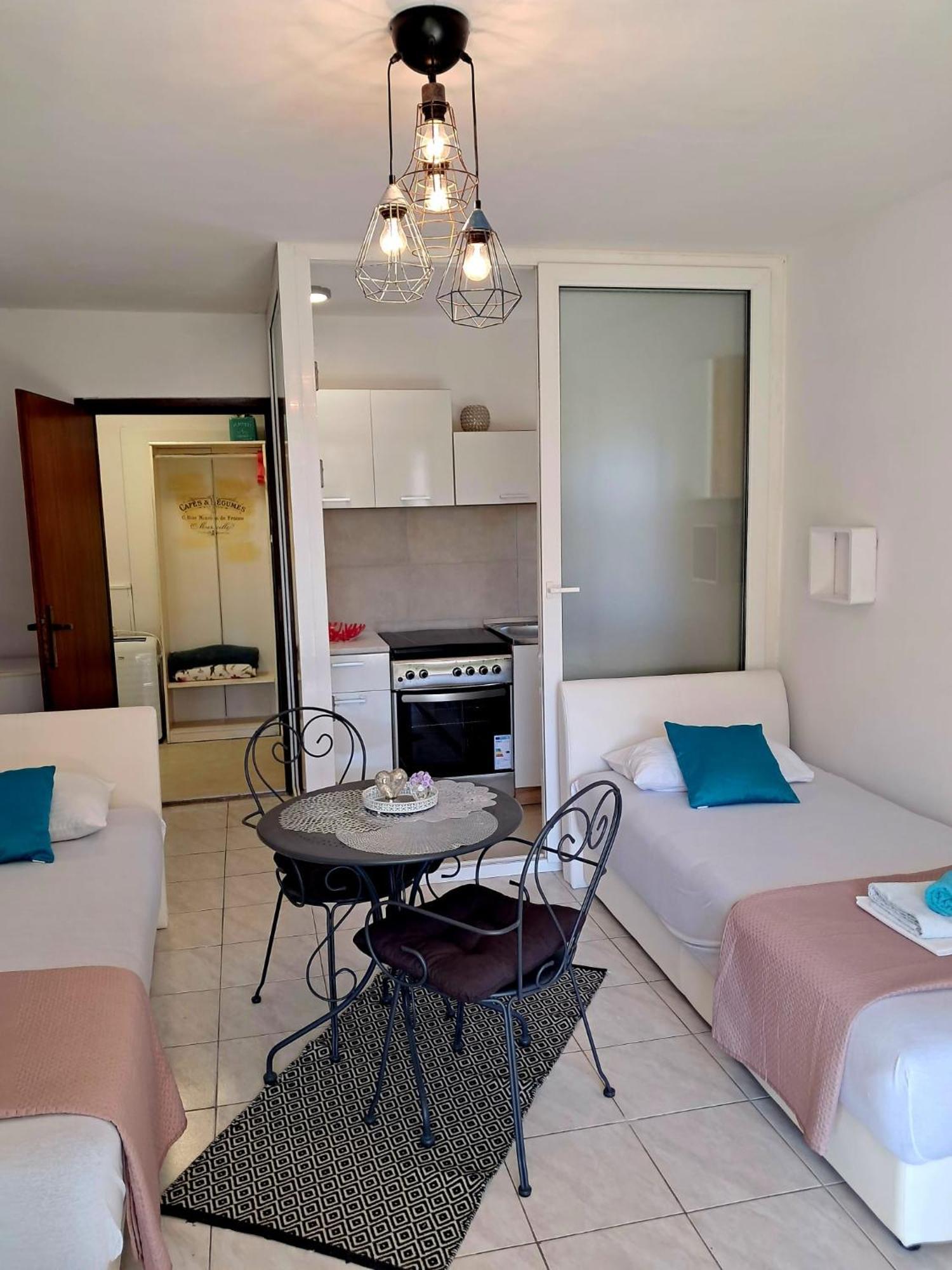 Apartmani Jessica Novalja Exterior photo